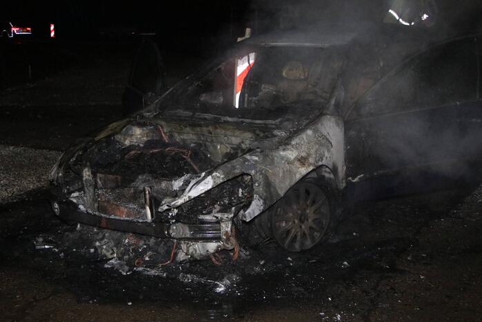 Voertuig vliegt in brand na wilde achtervolging