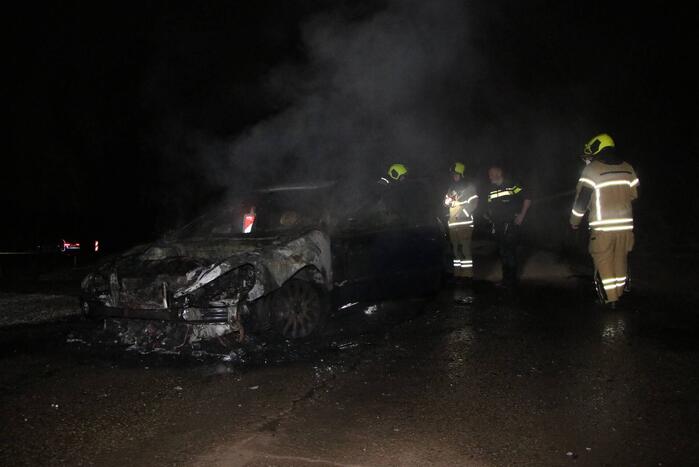 Voertuig vliegt in brand na wilde achtervolging