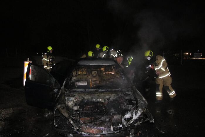 Voertuig vliegt in brand na wilde achtervolging
