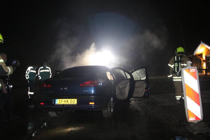 Voertuig vliegt in brand na wilde achtervolging