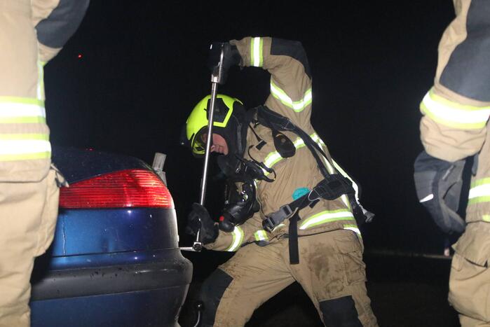 Voertuig vliegt in brand na wilde achtervolging