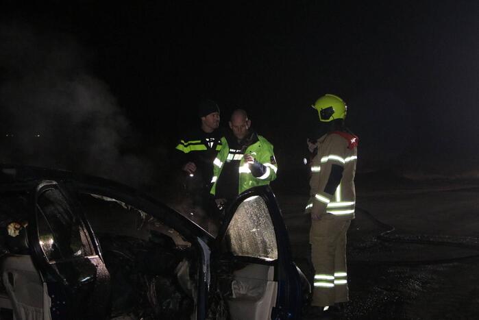 Voertuig vliegt in brand na wilde achtervolging
