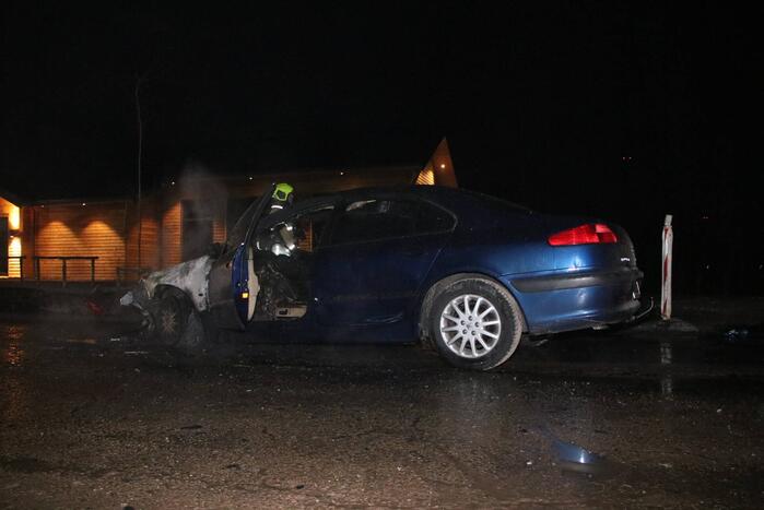 Voertuig vliegt in brand na wilde achtervolging