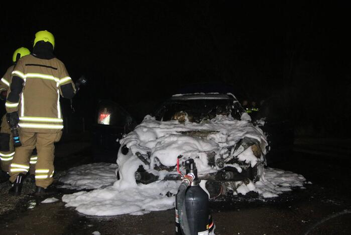 Voertuig vliegt in brand na wilde achtervolging