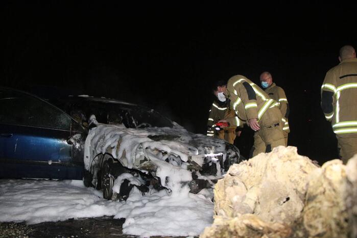 Voertuig vliegt in brand na wilde achtervolging