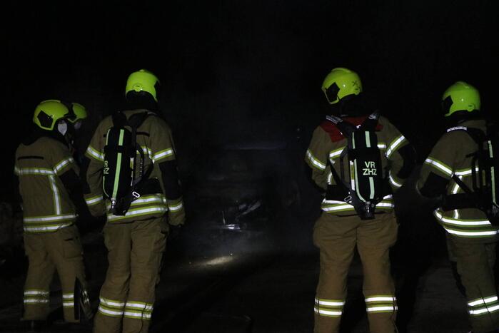 Voertuig vliegt in brand na wilde achtervolging