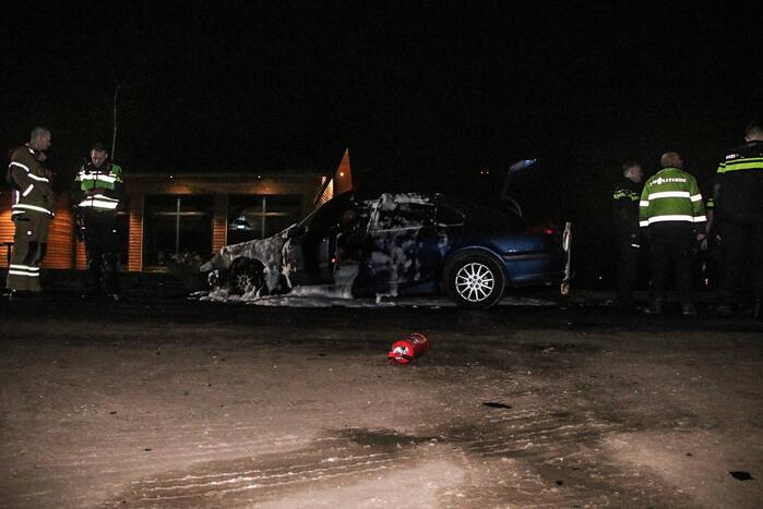 Voertuig vliegt in brand na wilde achtervolging