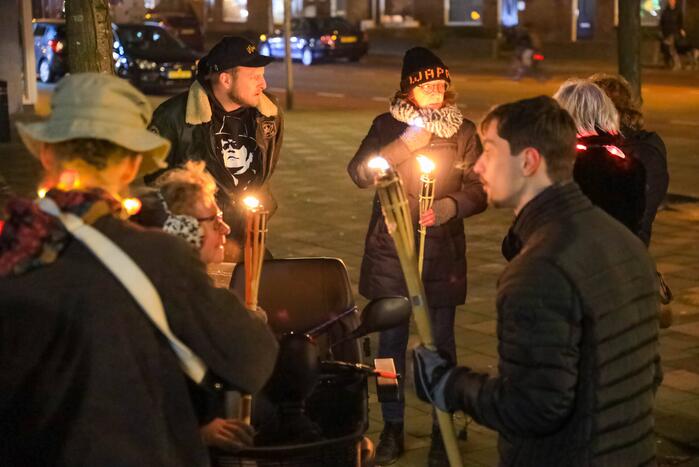 Demonstranten verzamelen zich bij Emmaüskerk in Soesterkwartier