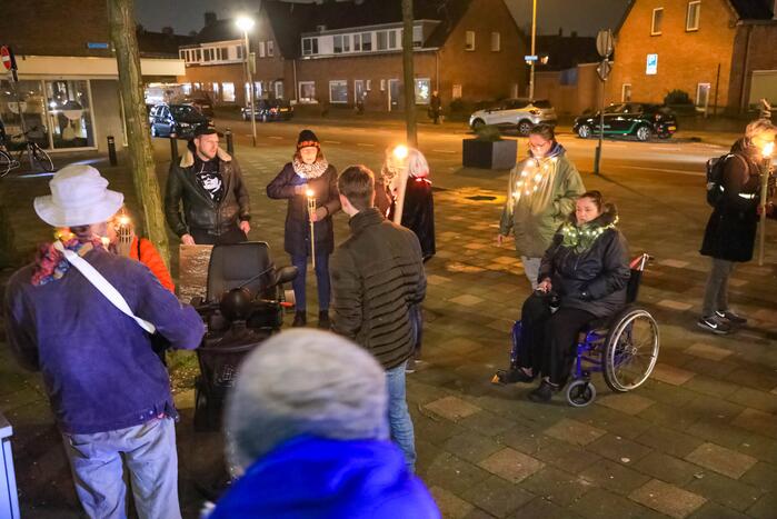 Demonstranten verzamelen zich bij Emmaüskerk in Soesterkwartier