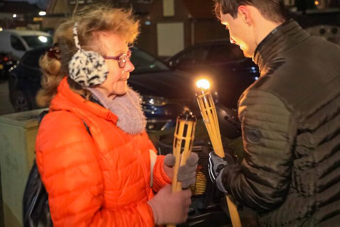 Demonstranten verzamelen zich bij Emmaüskerk in Soesterkwartier
