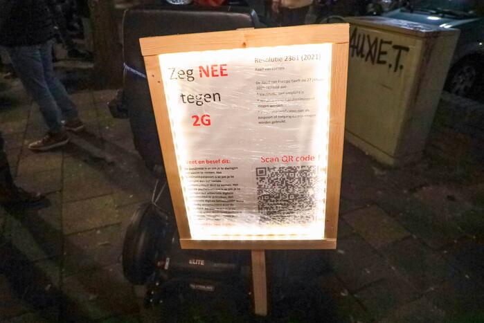 Demonstranten verzamelen zich bij Emmaüskerk in Soesterkwartier