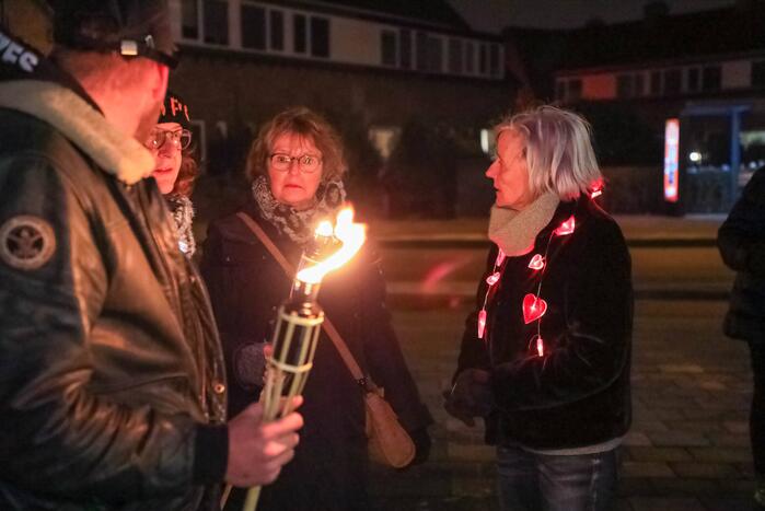 Demonstranten verzamelen zich bij Emmaüskerk in Soesterkwartier