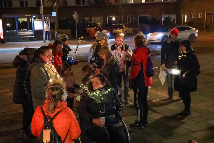 Demonstranten verzamelen zich bij Emmaüskerk in Soesterkwartier
