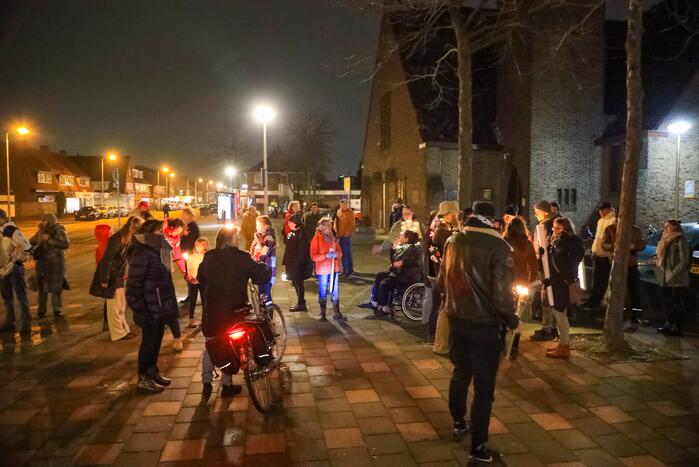 Demonstranten verzamelen zich bij Emmaüskerk in Soesterkwartier