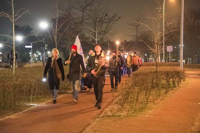 Demonstranten verzamelen zich bij Emmaüskerk in Soesterkwartier