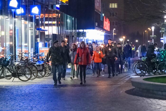 Demonstranten verzamelen zich bij Emmaüskerk in Soesterkwartier
