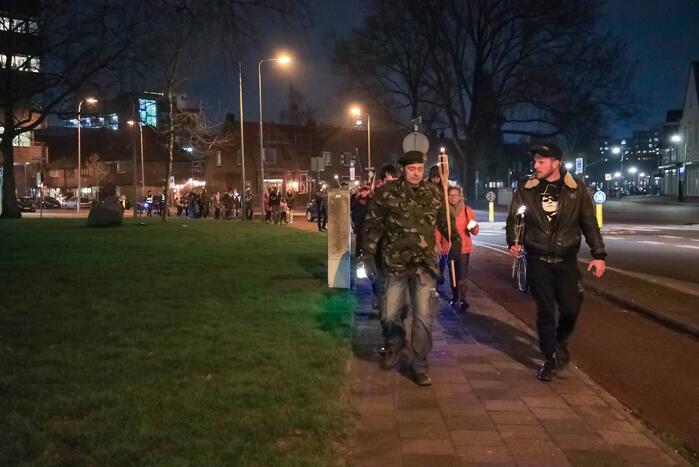 Demonstranten verzamelen zich bij Emmaüskerk in Soesterkwartier