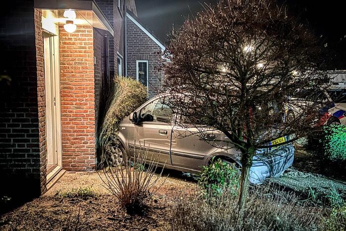 88-jarige bestuurster verliest macht over het stuur en botst tegen woning