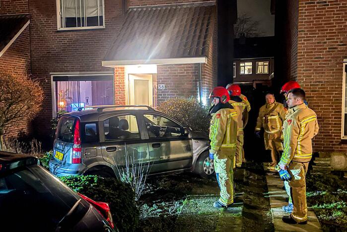 88-jarige bestuurster verliest macht over het stuur en botst tegen woning