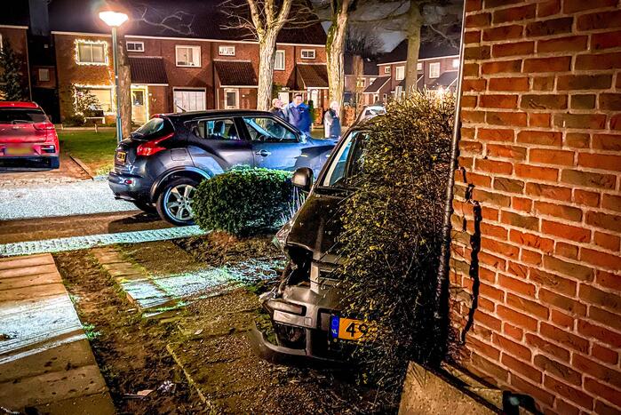 88-jarige bestuurster verliest macht over het stuur en botst tegen woning
