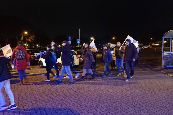 Grote opkomst bij lichtjestocht tegen coronamaatregelen