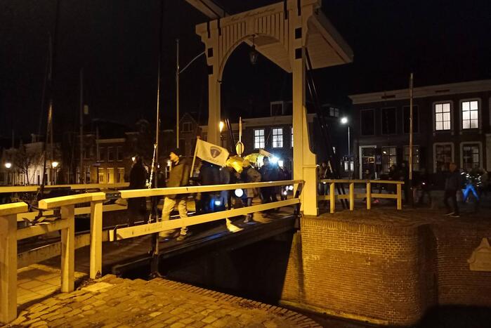 Grote opkomst bij lichtjestocht tegen coronamaatregelen