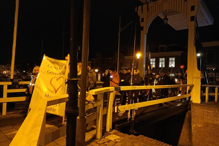 Grote opkomst bij lichtjestocht tegen coronamaatregelen