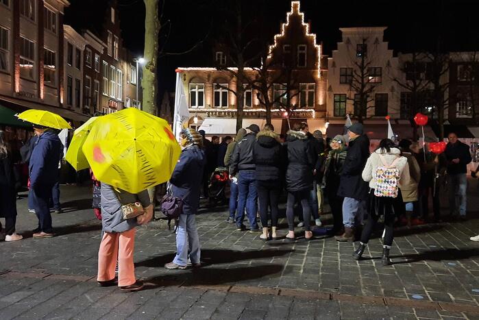 Grote opkomst bij lichtjestocht tegen coronamaatregelen