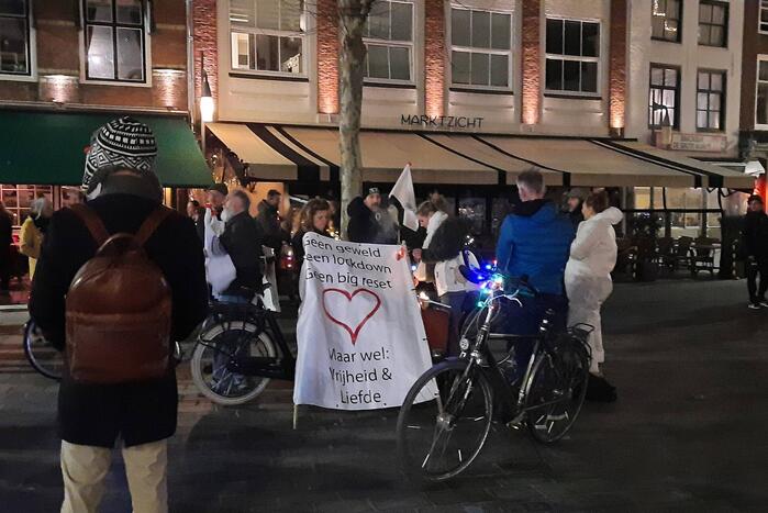 Grote opkomst bij lichtjestocht tegen coronamaatregelen