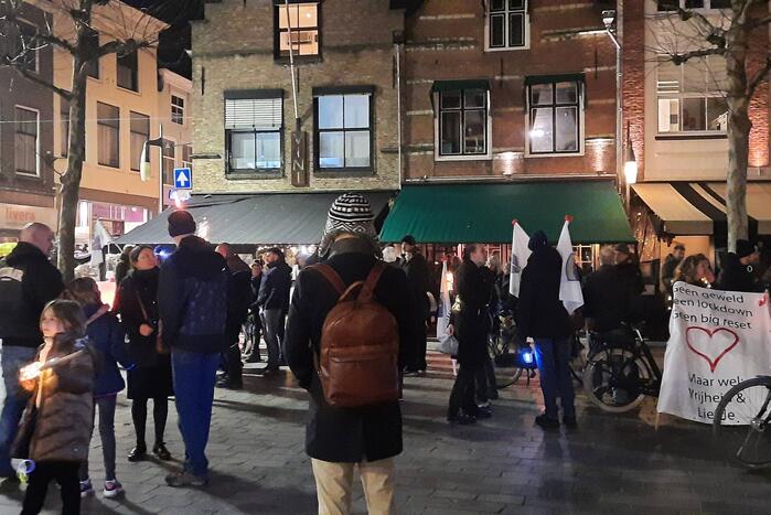 Grote opkomst bij lichtjestocht tegen coronamaatregelen