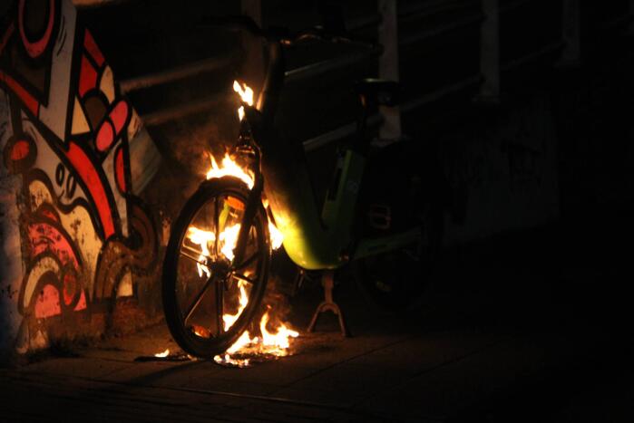 Deelfiets in brand door brandstichting