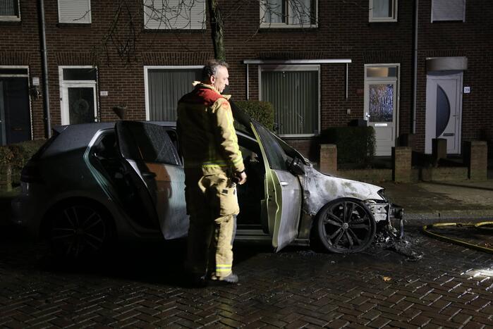 Auto in brand, mogelijk aangestoken