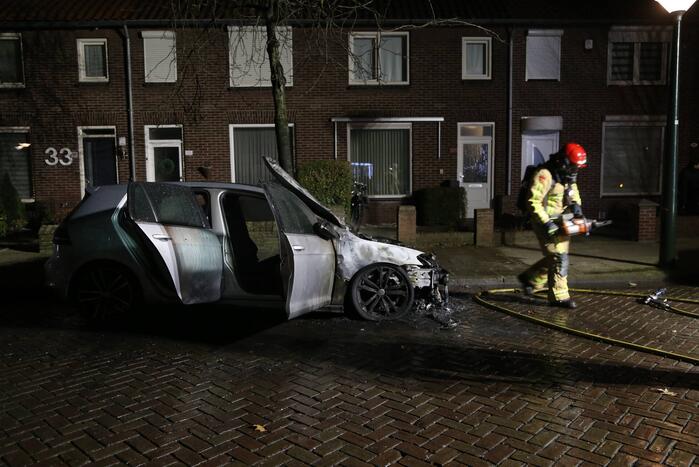 Auto in brand, mogelijk aangestoken