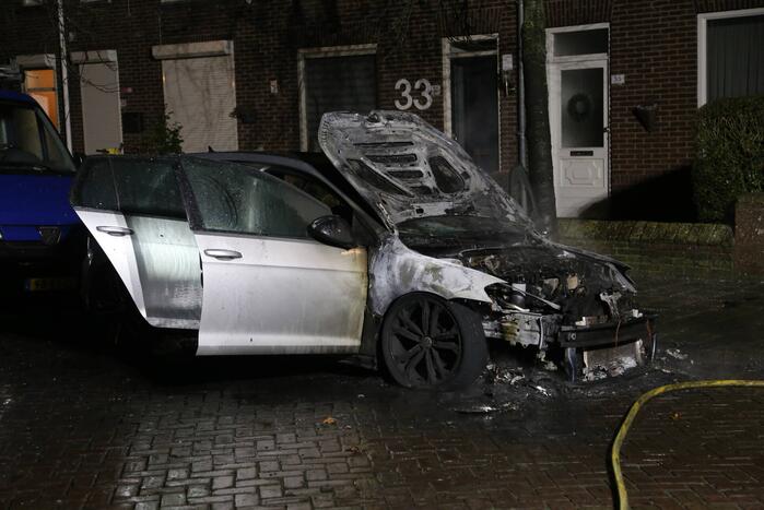 Auto in brand, mogelijk aangestoken