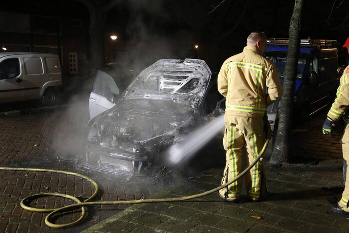 Auto in brand, mogelijk aangestoken