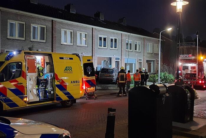 Auto crasht tegen woning