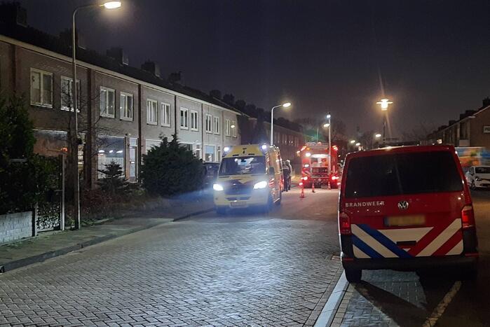 Auto crasht tegen woning