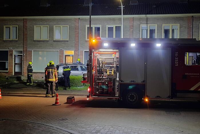 Auto crasht tegen woning