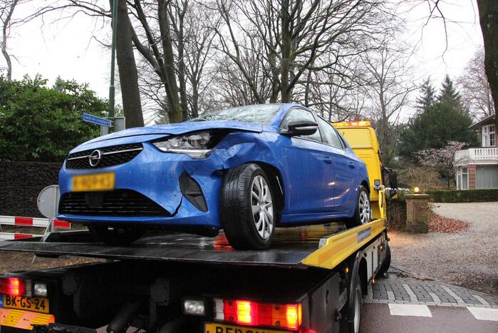 Twee auto's compleet in elkaar na ongeluk