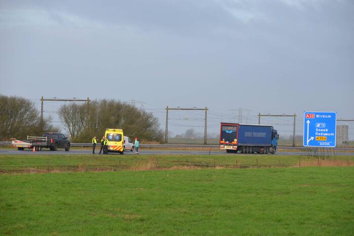 Automobilist eindigt in sloot naast snelweg