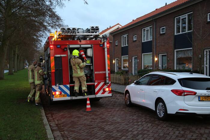Brandweer spoelt riool na chemische lucht