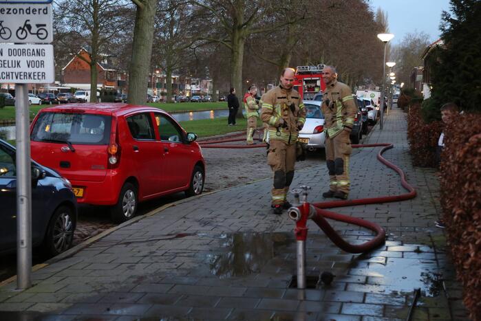Brandweer spoelt riool na chemische lucht