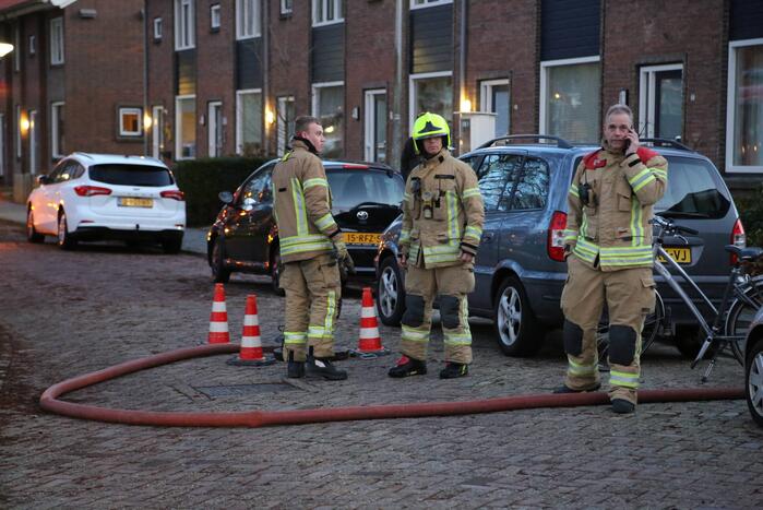 Brandweer spoelt riool na chemische lucht
