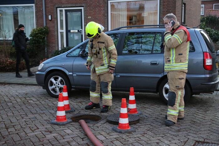 Brandweer spoelt riool na chemische lucht