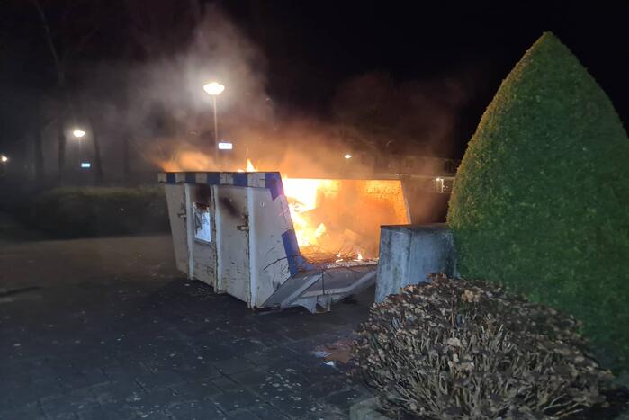 Inhoud bouwcontainer vliegt in brand