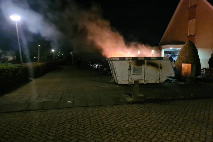 Inhoud bouwcontainer vliegt in brand