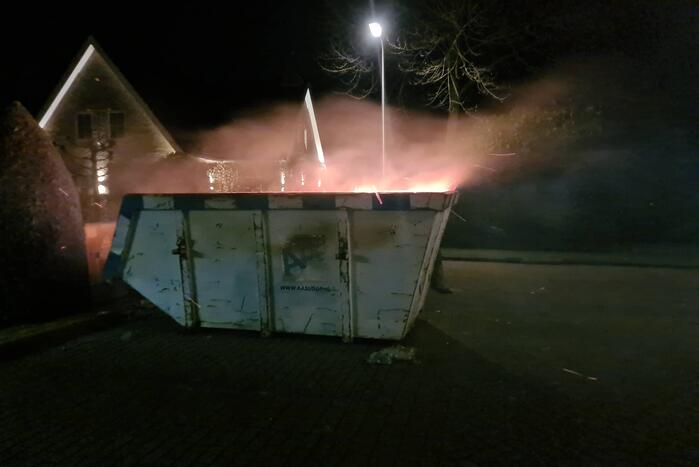Inhoud bouwcontainer vliegt in brand