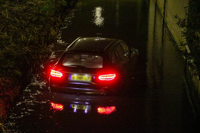 Bestuurder spoorloos na auto te water