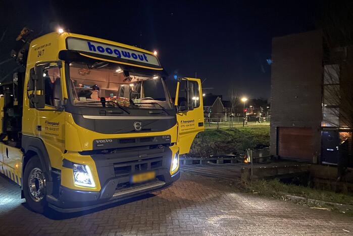 Bestuurder spoorloos na auto te water