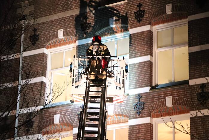 Portiekwoningen ontruimd door brand in spouwmuur